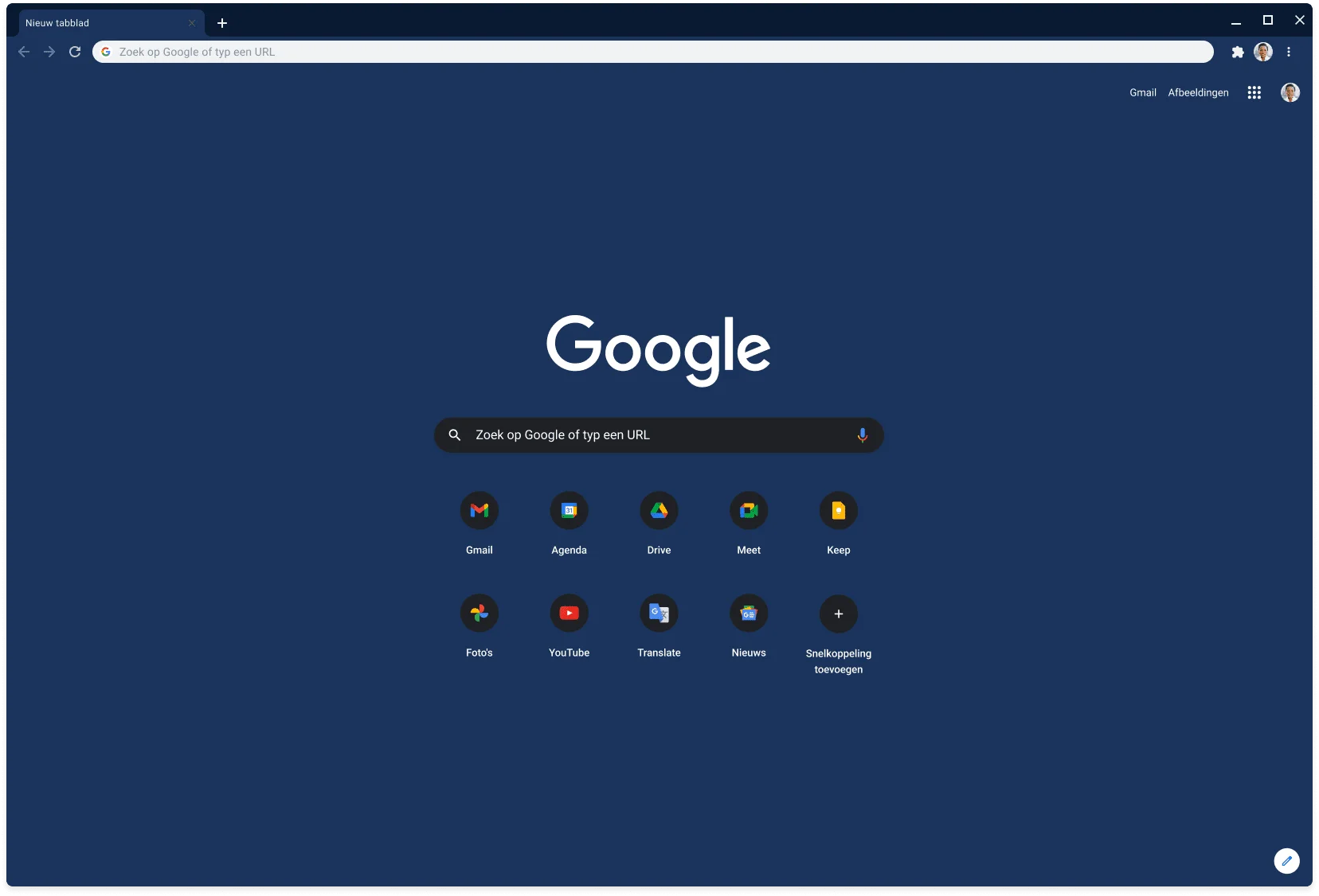 Chrome-browservenster met het leisteen-thema met daarin Google.com.